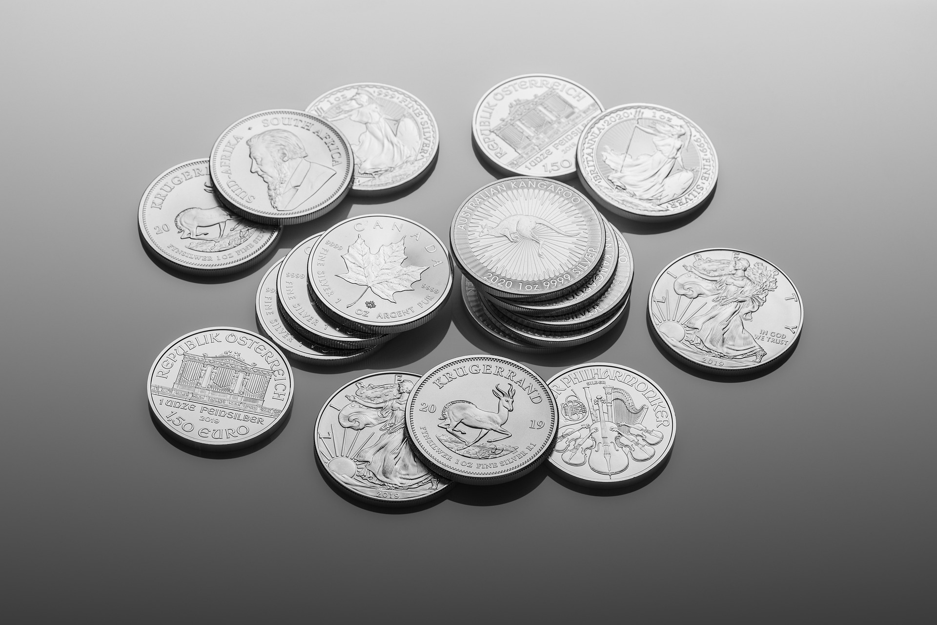 pièces d'argent de différents types sur fond gris